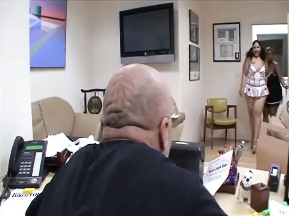 Chơi tay ba con cu mập mạp đen bú... Chỉ cần bú