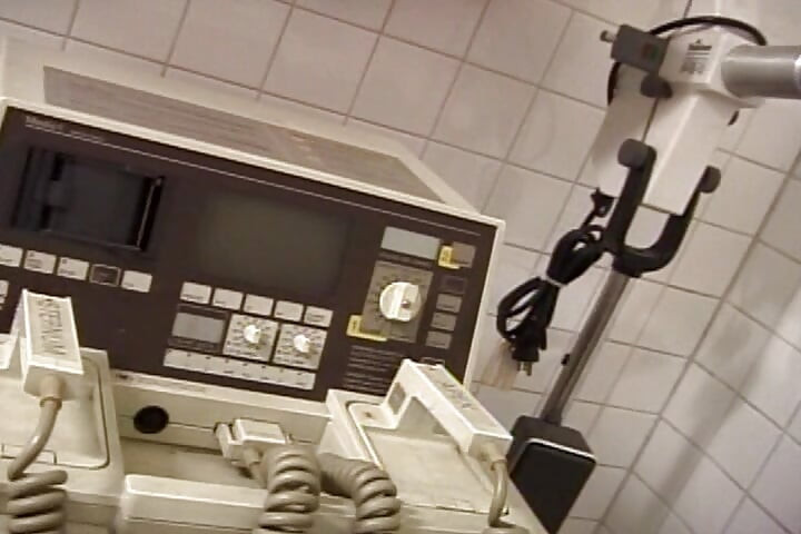 Bare stnon vali rndi apne dktar se chekap karvati hai