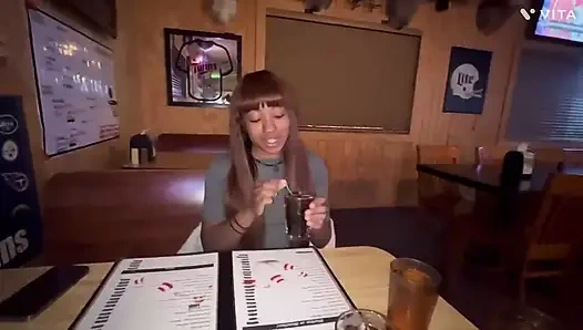 Genç kız domalarak sikildikten sonra rastgele hayranı tarafından büyük zenci yarağı alıyor