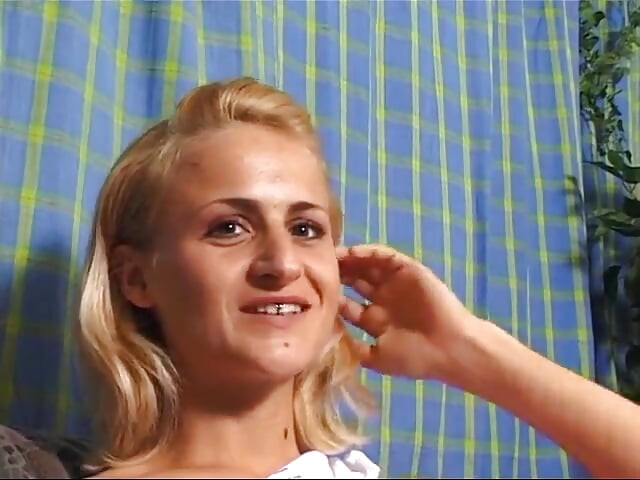 Blonde tiener bij casting en toont haar kleine tieten
