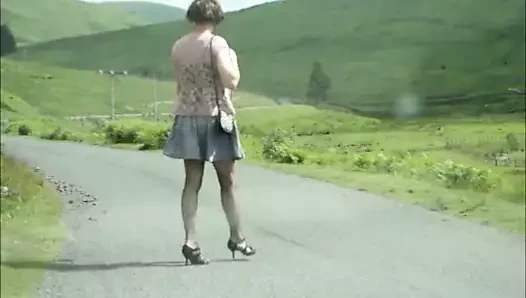 Crossdresser sally yolun karşısına geçiyor