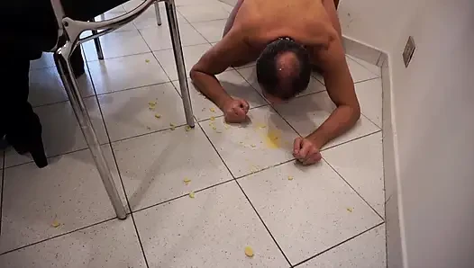 Mittagessen Demütigung, Devote Sklavin Isst Vom Boden