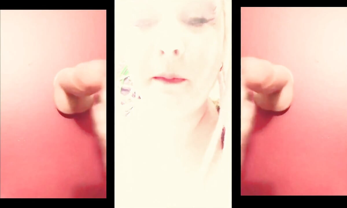 你的女朋友發現你在看色情片，所以她朝你吐口水，把你的邦納打倒，不說話