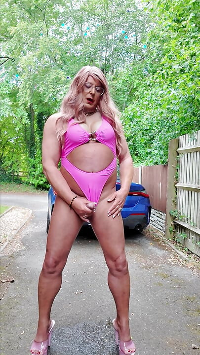 Sexy travestiet Kellycd2022 in mijn sexy roze badpak en hakken