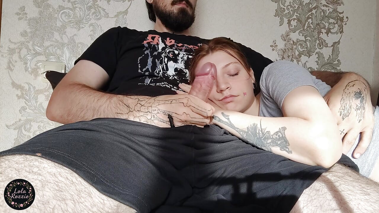 Het meisje dodde zich af op schoot van haar vriend en werd in haar mond geneukt
