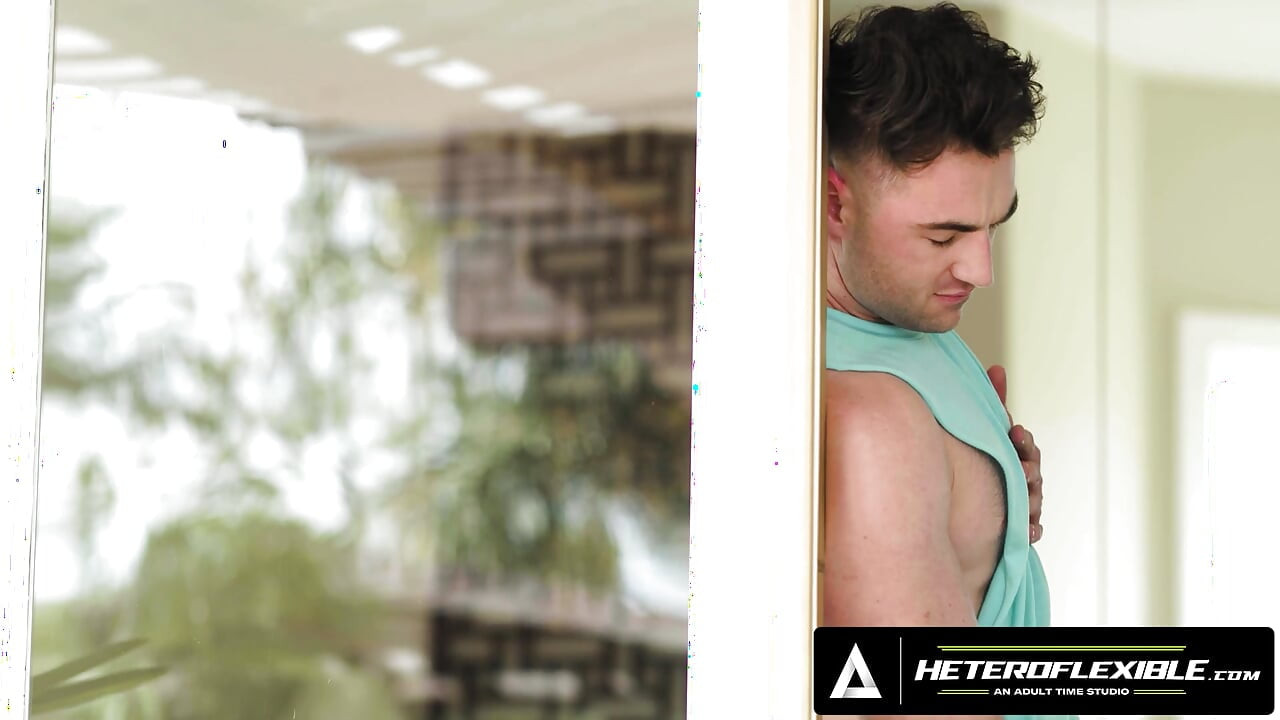 HETEROFLEXIBLE - Voyeur Michael Boston ogląda swojego kumpla Vincenta O'Reilly masturbuje się i dołącza