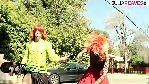 Di villa mahal dia bisa disetubuhi anal dan memek pada saat yang sama