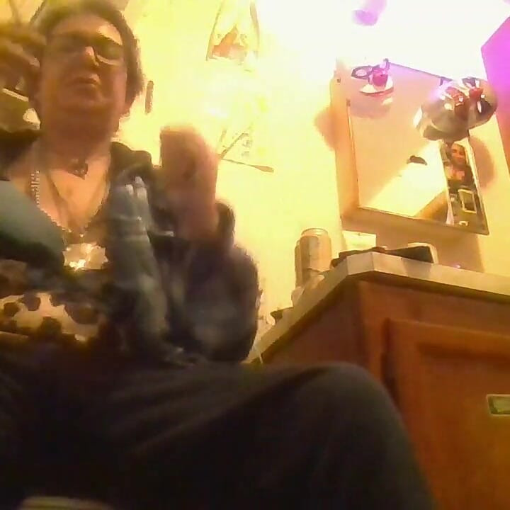 Napalona bujna Autie sama się palcami