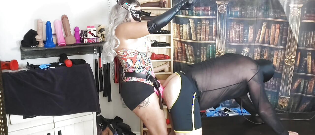 Sunahre balon vali ne vishal gulabi lnd men gahri mutthi ghusaee ke sath ek aur satr kiya