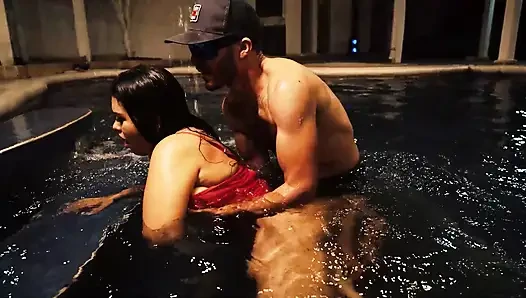 Saya Membayar Pelajaran Berenang Saya Kepada Instruktur Renang Dengan Big Tits Saya Dan Pantulan Pantat Besar Saya