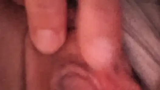 Sinsice doruğa sahip orta yaşlı seksi kadın amcık parmakla tek başına oynuyor