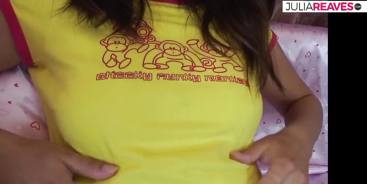 火辣寶貝快樂地呻吟著，她騎著一根巨大的雞巴，然後吸吮射精