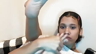 स्वादिष्ट पैर और बालों वाली खूबसूरत चूत