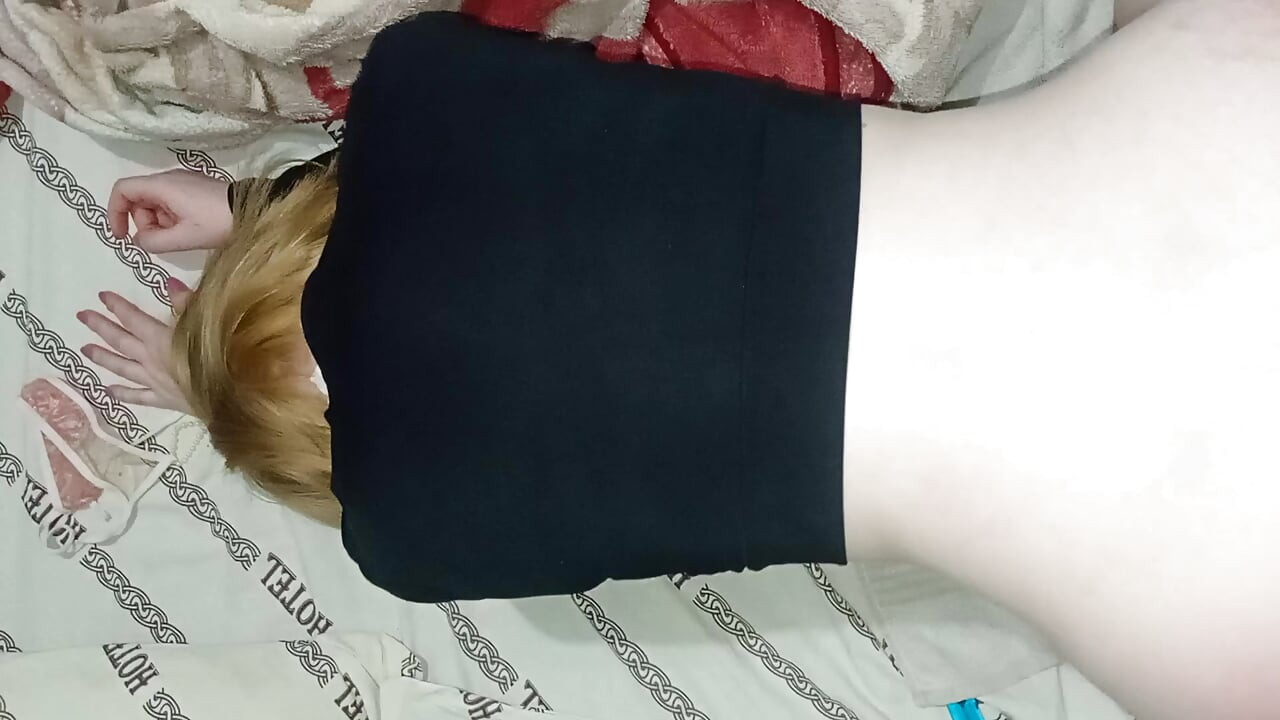분홍색 음부 빨간 머리 여자, 네 발로 검은 자지 위에 누워 있는 다인종