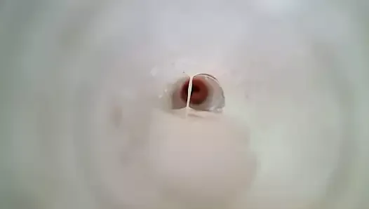 Une bite non coupée jouit bruyamment dans de la glace Fleshlight