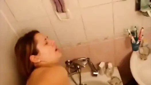Gadis gemuk terangsang di kamar mandi