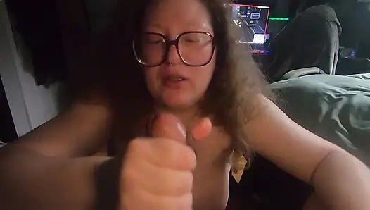 Gadis gendut kutu buku yang polos dengan kacamata memohong untuk muncrat di mulutnya dan terus mengisap