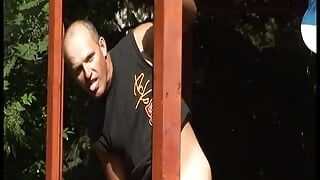 Schitterende Duitse babe berijdt lul in de achtertuin