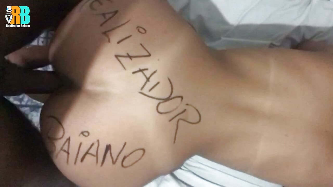Director bahiano follando a una mujer casada en la cama mientras el cornudo observa en pelaje