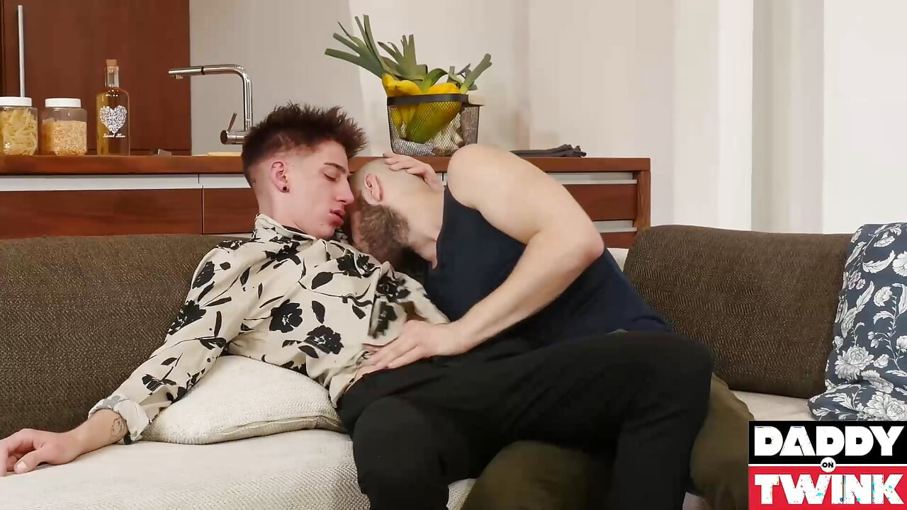 DADDYONTWINK 毛むくじゃらのトップス ドニー マルコ ベアバック デニス・ノワク