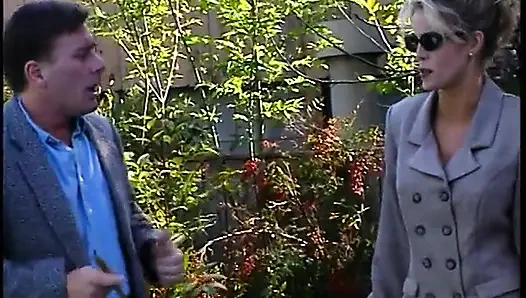 Zinde sürtük havuz başında güzel bebeğin sıkı amını yemeyi seviyor