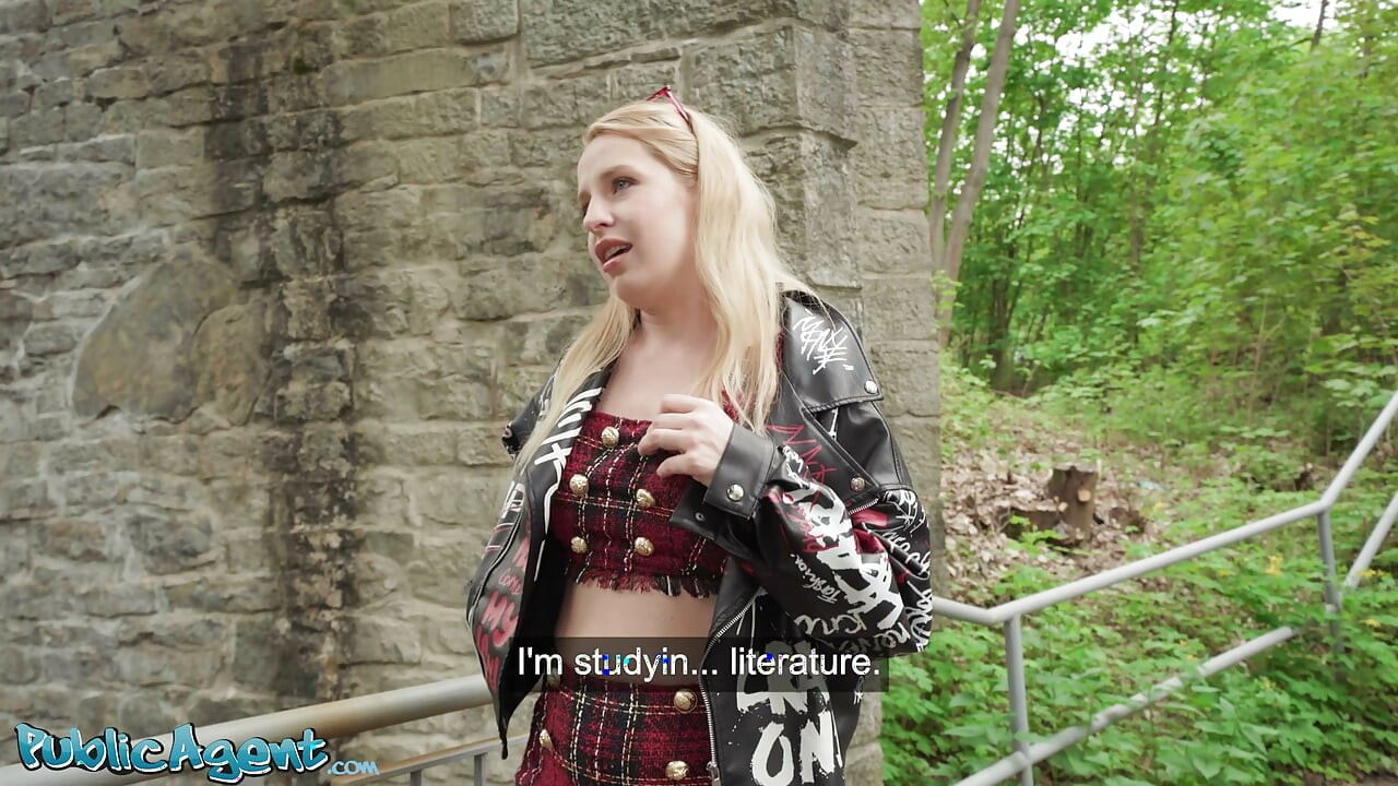 Public Agent Blondynka alt Hailey White ma najciaśniejszą cipkę, POV obciąganie i seks na zewnątrz