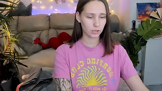 Я устала сосать и решила развлекать тебя моими зажимами для сосков