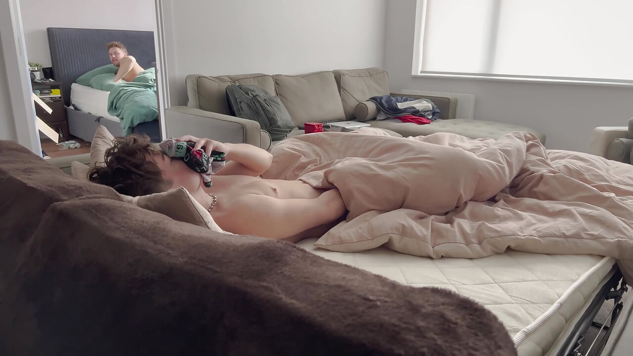 Sevimli twink rossy biraz sert anal tedavi alıyor