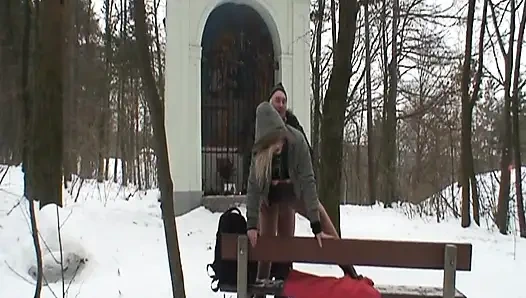 Красивая молодая блондинка трахает своего дедушку в снегу