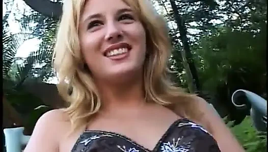 Expirienced güzel sarışın götünü ve amcığını geniş açıyor