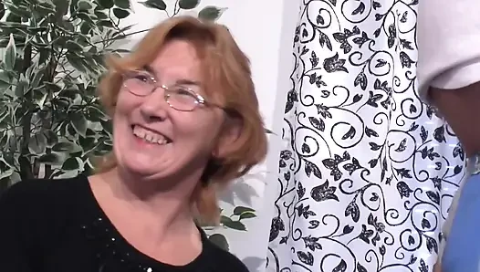 İki azgın olgun sürtük büyük bir yarağı sert emmeyi seviyor