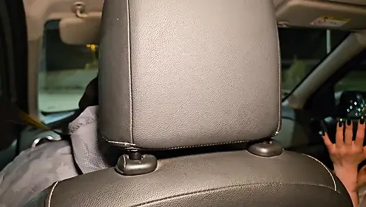 Мы пошли за покупками с парой друзей в машине, и мы вчетвером в конце концов занимаются сексом в машине.