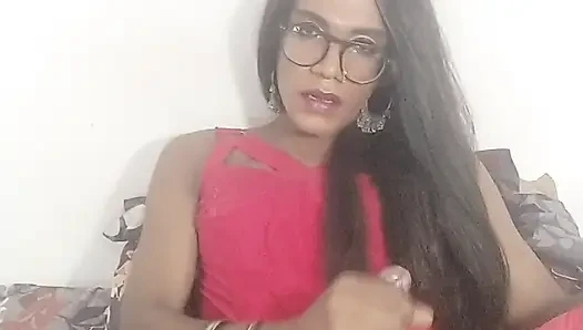 Hintli kadın kılıklı travesti Noel gününde çoraplı süt sağıyor