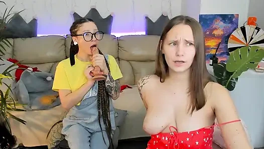 2 fahişe görüntülü görüşmede iş görüşmesi yapıyor ve geçmek için soyunmaya başladı