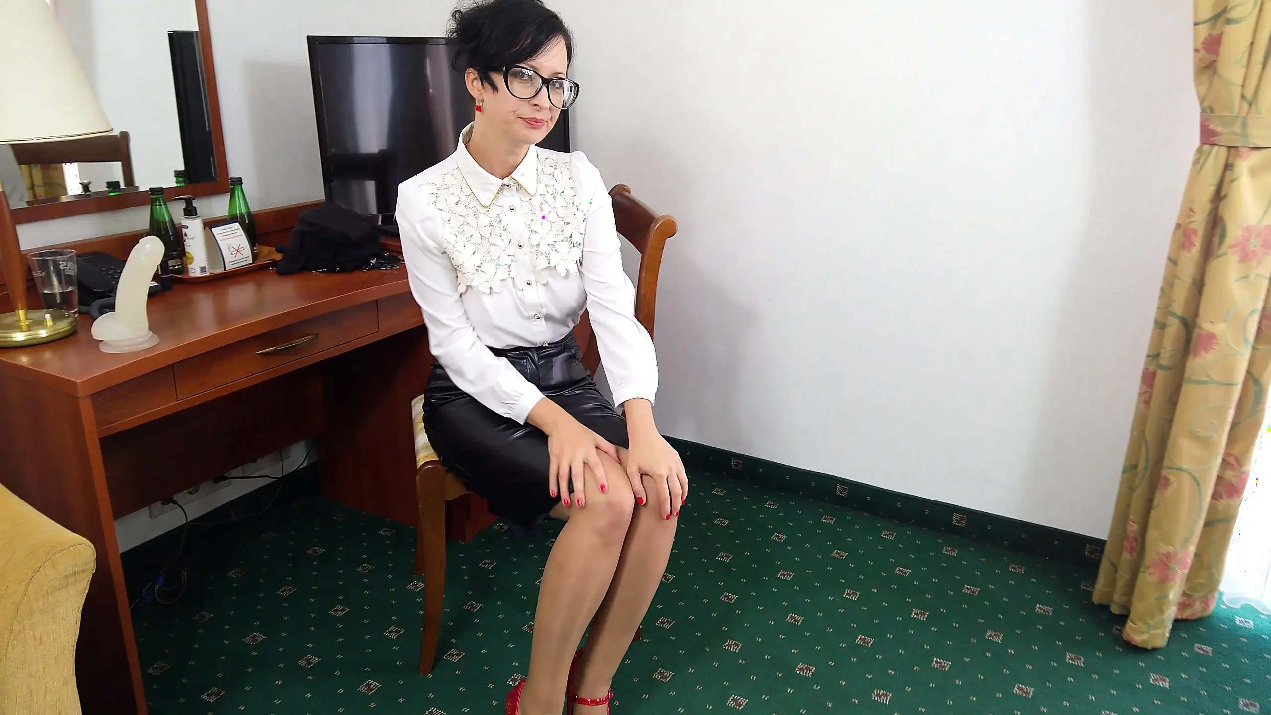 Secretară perversă și ochelarii ei