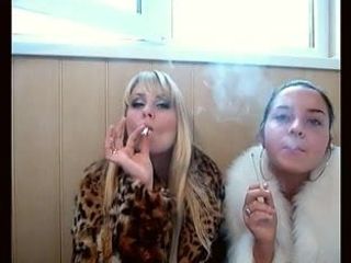2 gagici ruse în blănuri care fumează, nu inhalează