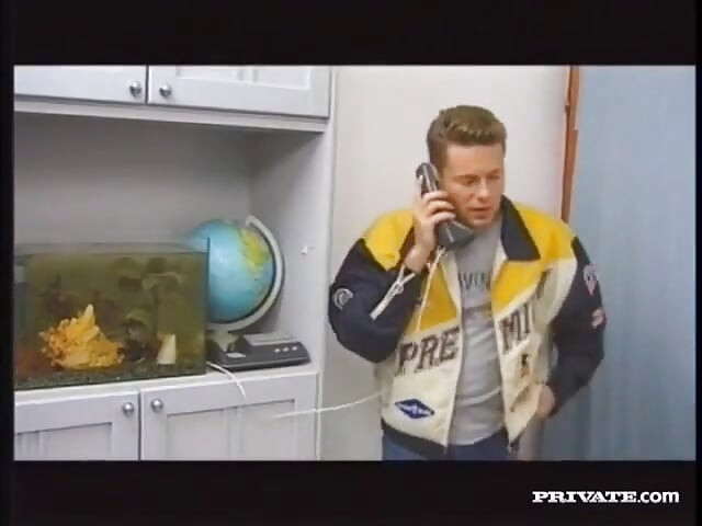 ברונטית מאוננת בזמן שחודרים לה לתחת הצמוד