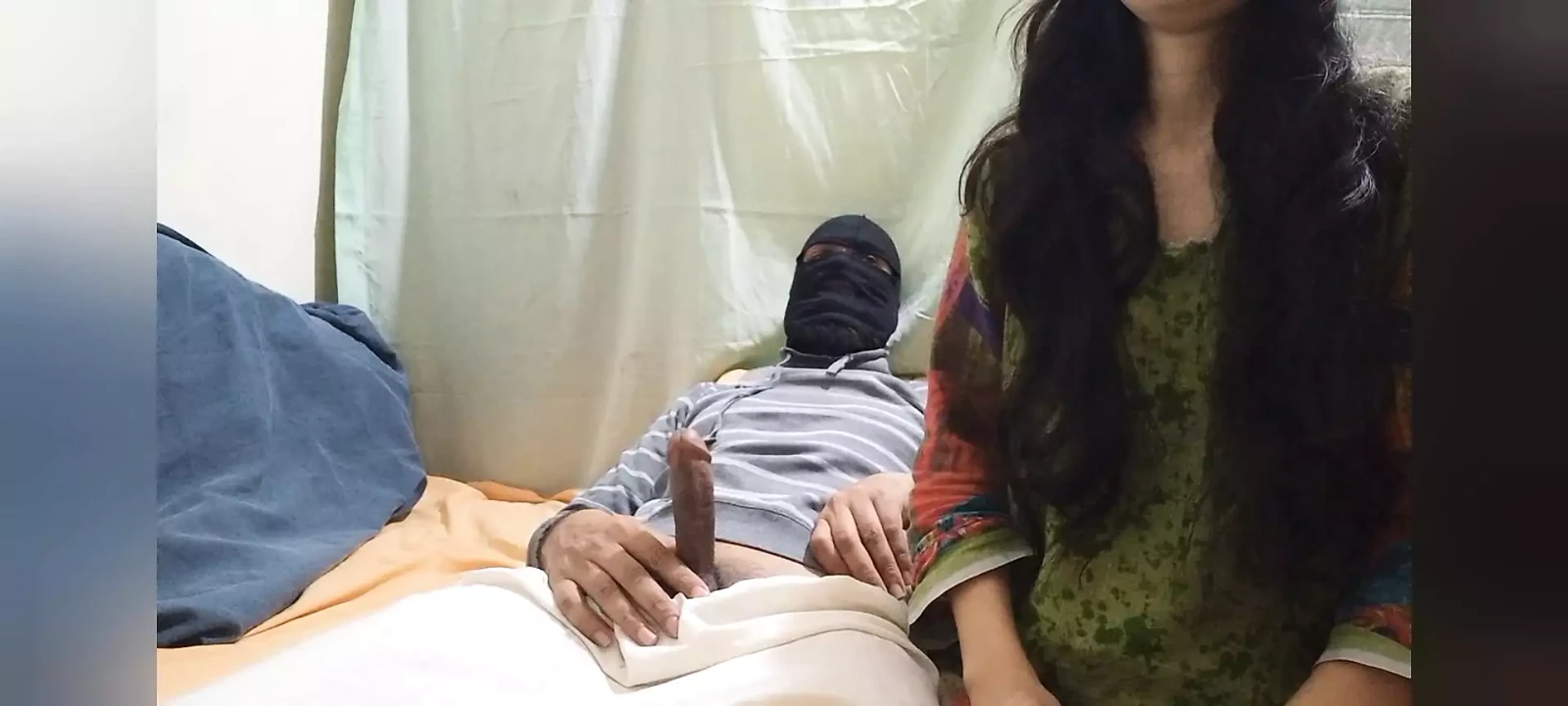 k lund ko mu my liya r pani ko saray jism pr lagaua