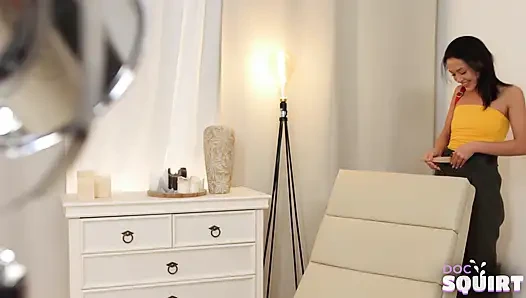 Hübsche brünette squirtet und schreit vor vergnügen