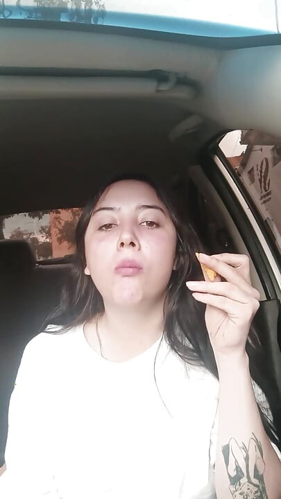 Makan di dalam mobil