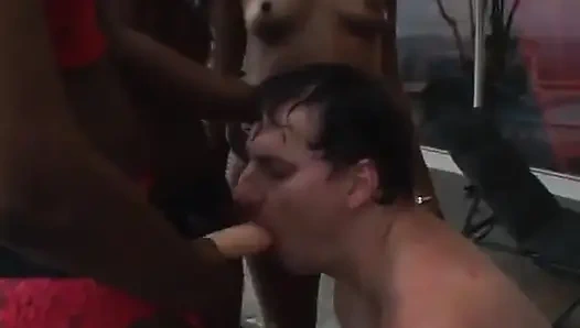 Seksi takma yaraklı zenci kızlar kanepede ve havuzda beyaz adamı perişan ediyor