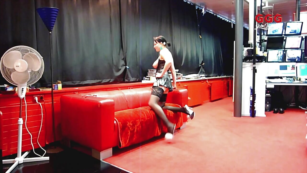 Ggg John Thompson - Duș de spermă în timp ce gangbanging în subsol