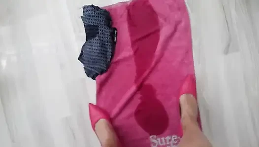Kencing di handuk pinkku