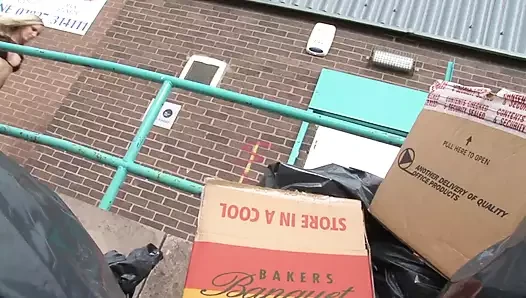 Sarışın orta yaşlı seksi kadın boks sırasında bir grup vahşi adam tarafından tüm deliklerini sert siktiriyor