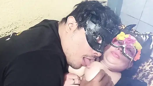 Suamiku menyentuhku, masturbasi, dan aku menyusuinya dengan nikmat dengan payudaraku