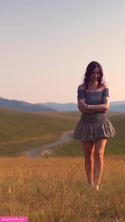 山脉和一个女人。完整视频仅在 JenySmith.net