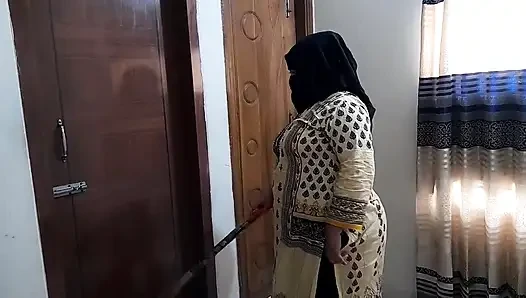 Индийскую горничную трахнул босс в подметанном офисе - кримпай для большой задницы