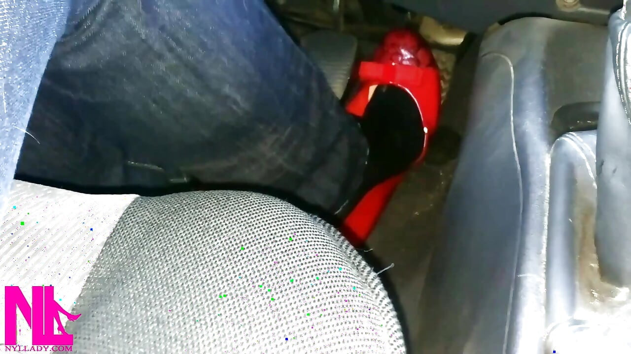 Pedalando e relaxando meus pés hosed em apartamentos pattent vermelhos