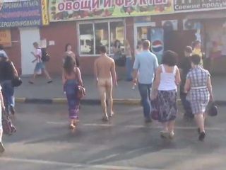 str8裸体在街上