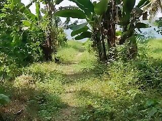 Писсинг в видео от первого лица на пальмовой плантации